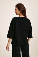 بلوزة بتفاصيل جلد