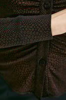 قميص بنقوش وتفاصيل مزمومة