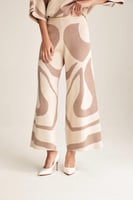 بنطلون واسع بنقوش مموجة