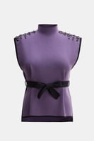 بلوزة بأكتاف مزينة بالكريستال