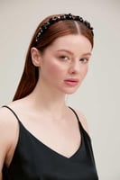 طوق مزين بالخرز اللامع