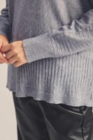 بلوزة محبوكة بقصة واسعة