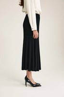 تنورة بقصة واسعة من أسفل