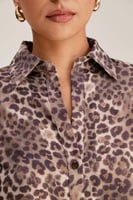 قميص بطبعة جلد النمر