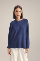 بلوزة محبوكة بقصة واسعة