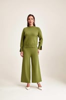 بلوزة مزينة بفتحات