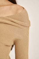 بلوزة لامعة بلا أكتاف