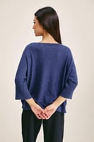 بلوزة بقصة فضفاضة