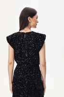 بلوزة مخمل مُطرزة بالترتر