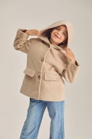 جاكيت بقبّعة وأزرار إغلاق