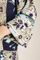 بلوزة موردة بأكتاف منسدلة