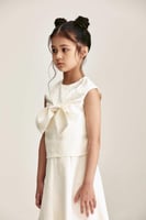 بلوزة بلا أكمام مزينة بفيونكة