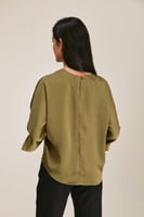 بلوزة واسعة بياقة بطيات