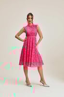 فستان دانتيل بلا أكمام