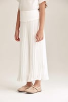 بنطلون بليسيه بقصة واسعة