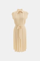 فستان بأكمام قصيرة بكسرات