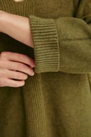 بلوزة محبوكة بقصة فضفاضة