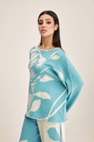 بلوزة موردة بقصة واسعة