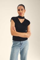 بلوزة بياقة مزينة بفتحة