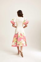 فستان مطبع بأكمام منفوخة