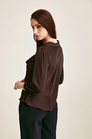 بلوزة بياقة بربطة