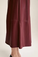 فستان جلد بأكمام قصيرة