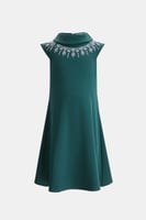 فستان بلا أكمام بتفاصيل لامعة