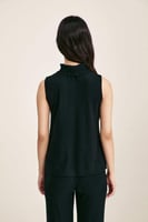 بلوزة بلا أكمام