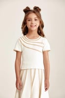 بلوزة بأكمام قصيرة وتفاصيل لامعة