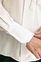 بلوزة فضفاضة بياقة بربطة