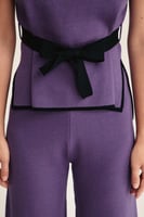 بلوزة بأكتاف مزينة بالكريستال