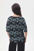 بلوزة مطبعة بقصة واسعة