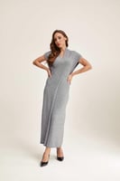 فستان محبوك بياقة لف