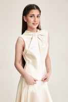 بلوزة بلا أكمام مزينة بعقدة