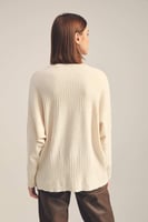 بلوزة محبوكة بقصة واسعة