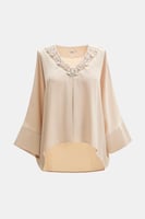 بلوزة بياقة مزينة باللؤلؤ والكريستال