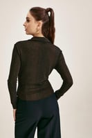 قميص بنقوش وتفاصيل مزمومة