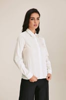 قميص بياقة بتفاصيل معدنية