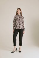 قميص مزين بطبعات