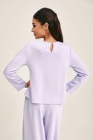 بلوزة بتفاصيل لامعة