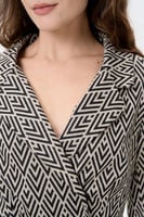 فستان بنقوش هندسية مع حزام