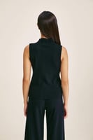 بلوزة محبوكة بلا أكمام