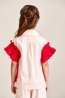 بلوزة بأكمام كشكش