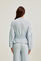 بلوزة بنمط لف برباط