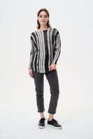 بلوزة بنقوش مخططة