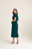 فستان بأكمام مزينة بالترتر