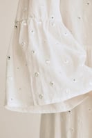 فستان بتطريزات لامعة