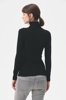 بلوزة بيسك بياقة عالية