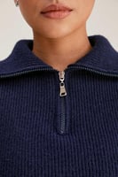 بلوزة بلا أكمام بقصة مفتوحة