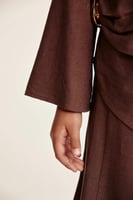 بلوزة فضفاضة مزينة ببروش